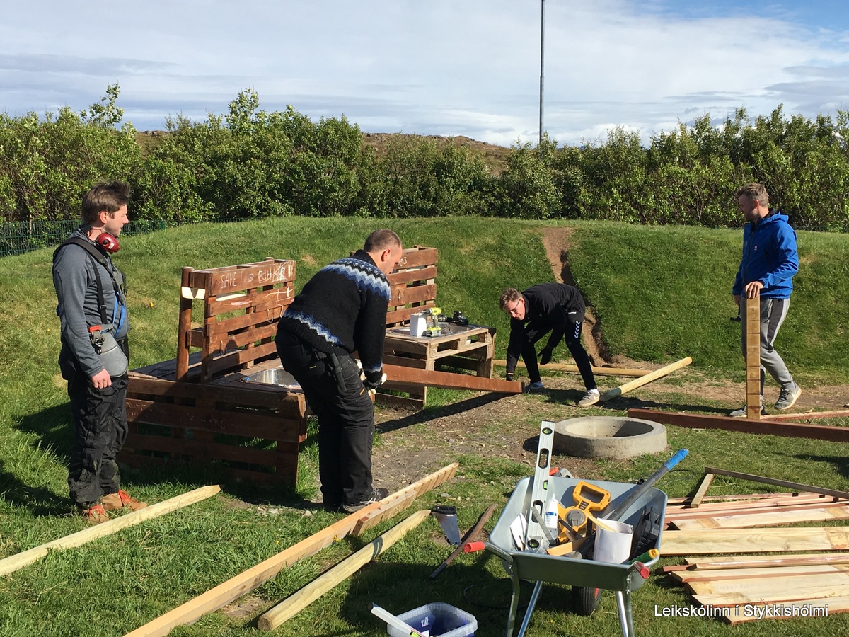 Vinnudagur á leikskólalóðinni - myndir