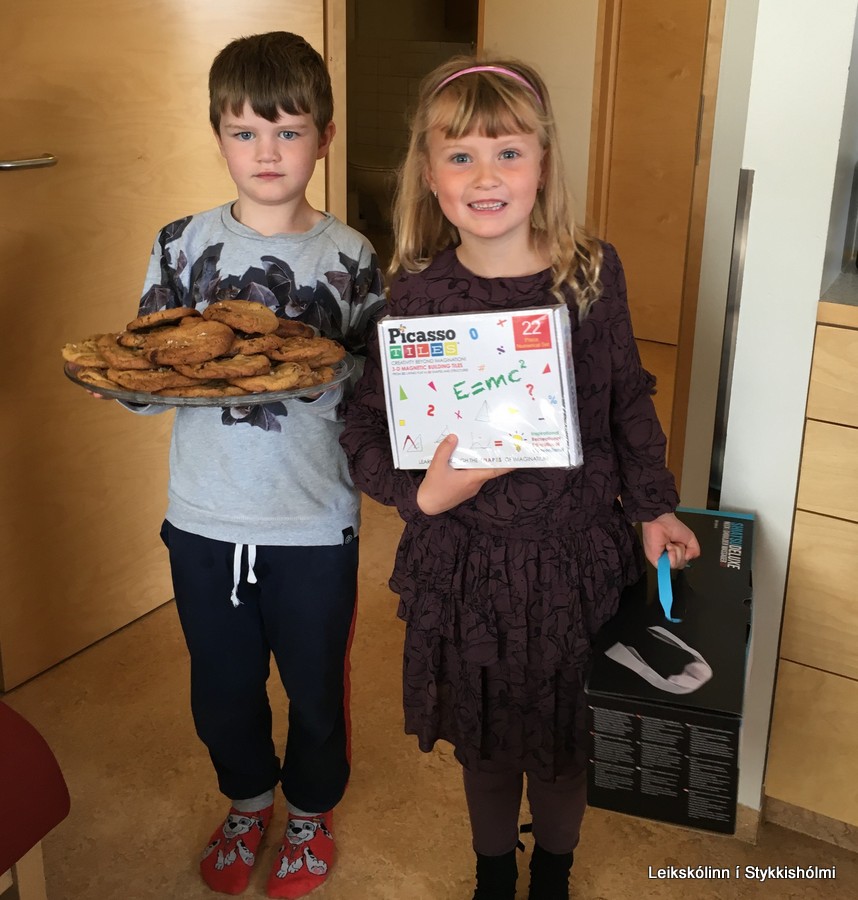 Útskriftarnemendur með gjöf til leikskólans