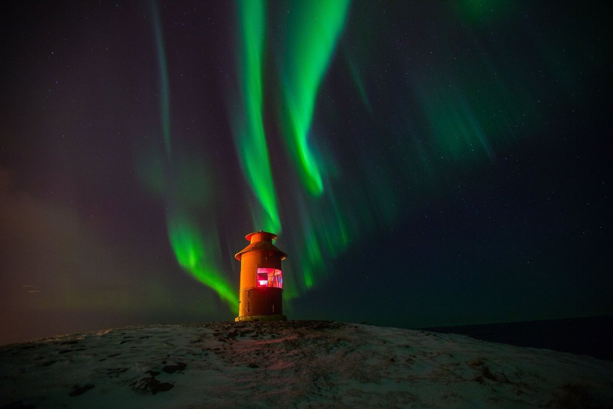 Súgandiseyjarviti baðar sig í Norðurljósum.