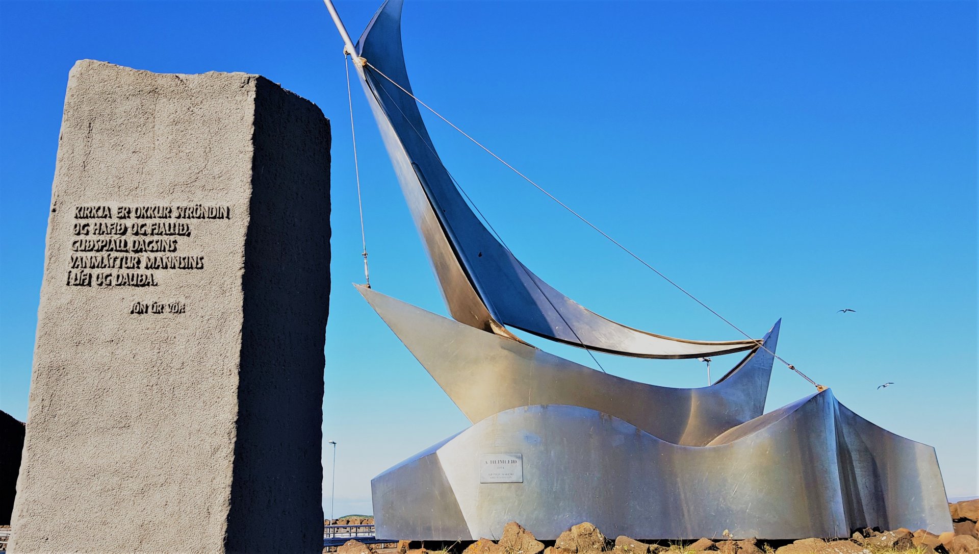 Virðingarvottur við sjómenn lagður við listaverkið 