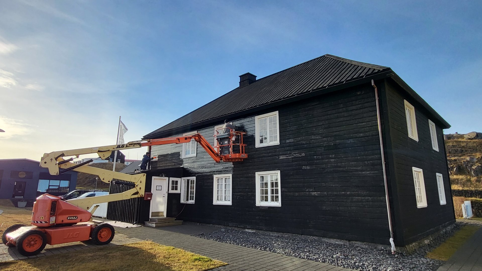 Norska húsið tjargað í mildur veðri í október