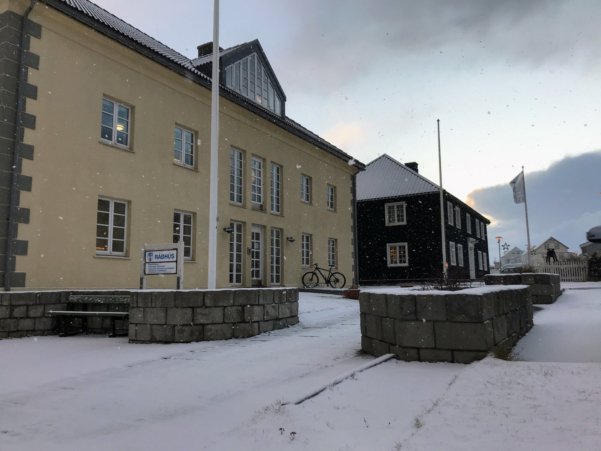 Starfsmenn Þjónustumiðstöðvar hirða upp jólatré