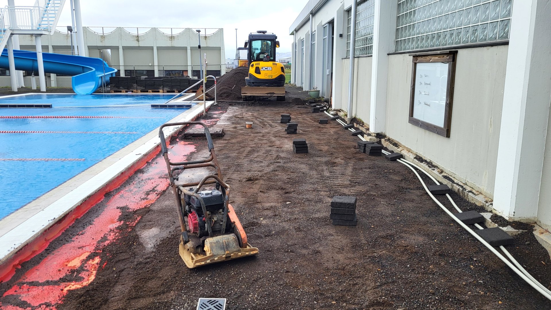 Framkvæmdir við sundlaug