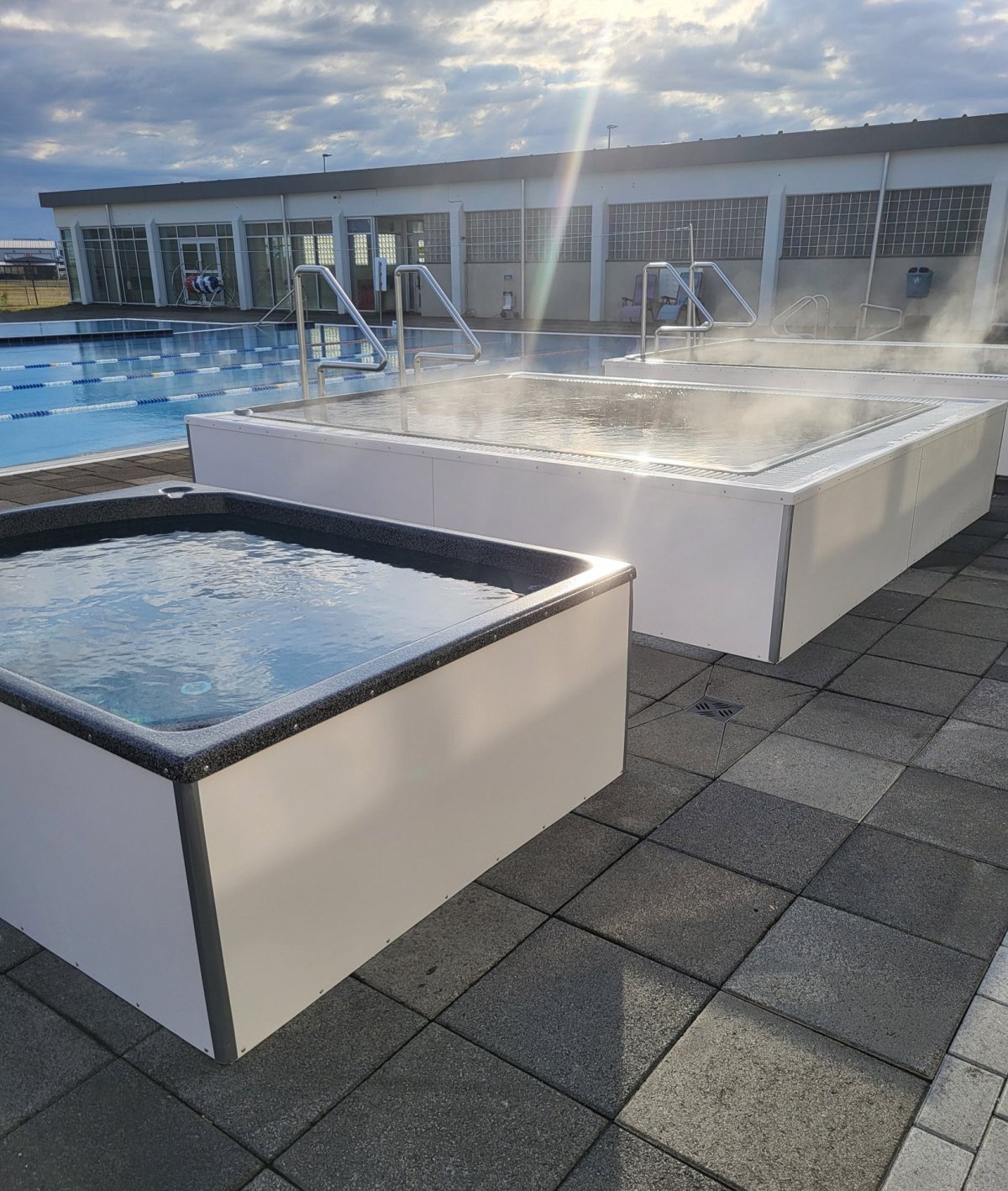 Sundlaug lokað snemma á mánudaginn