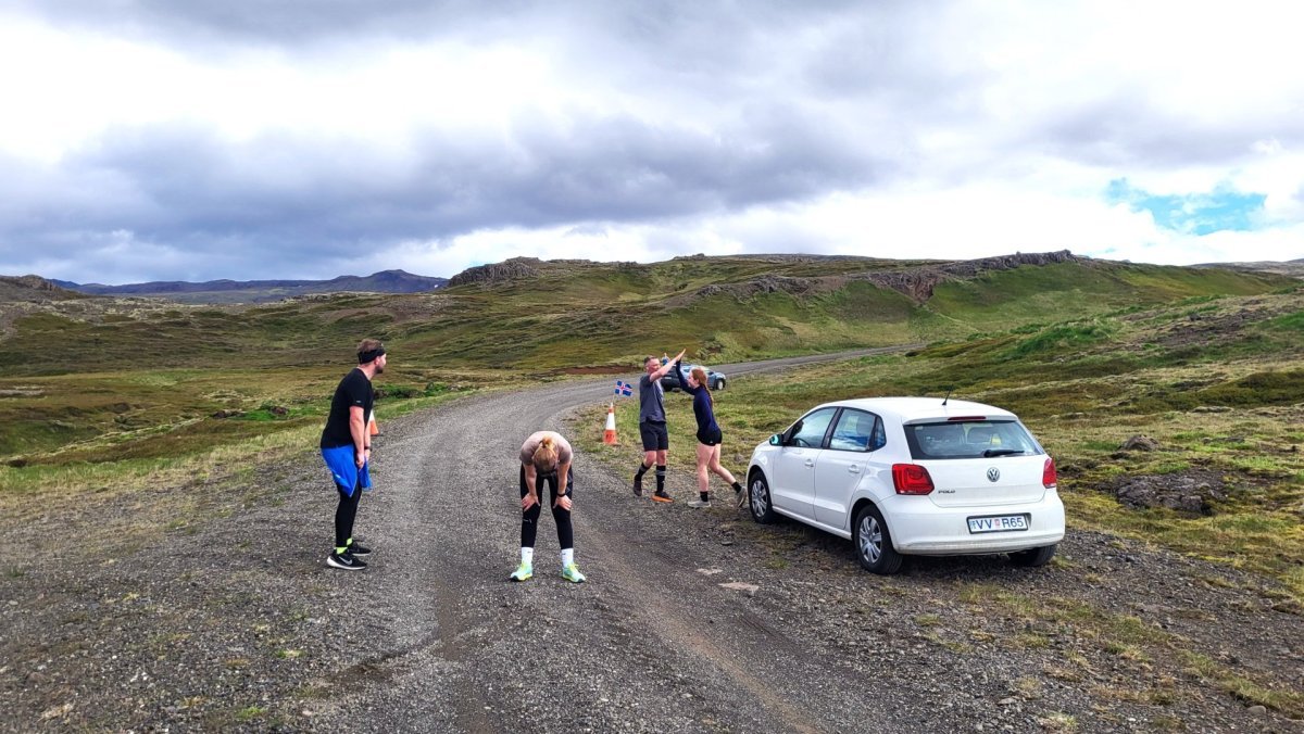 Fyrstu hlauparar skila sér yfir marklínu í Kerlingarskarðshlaupinu 2025.