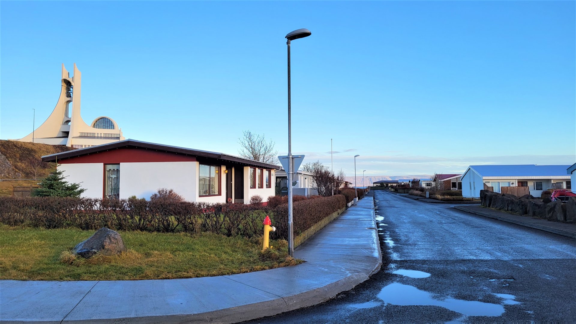 Byrjað verður að bæta götulýsingu á flötunum í dag.