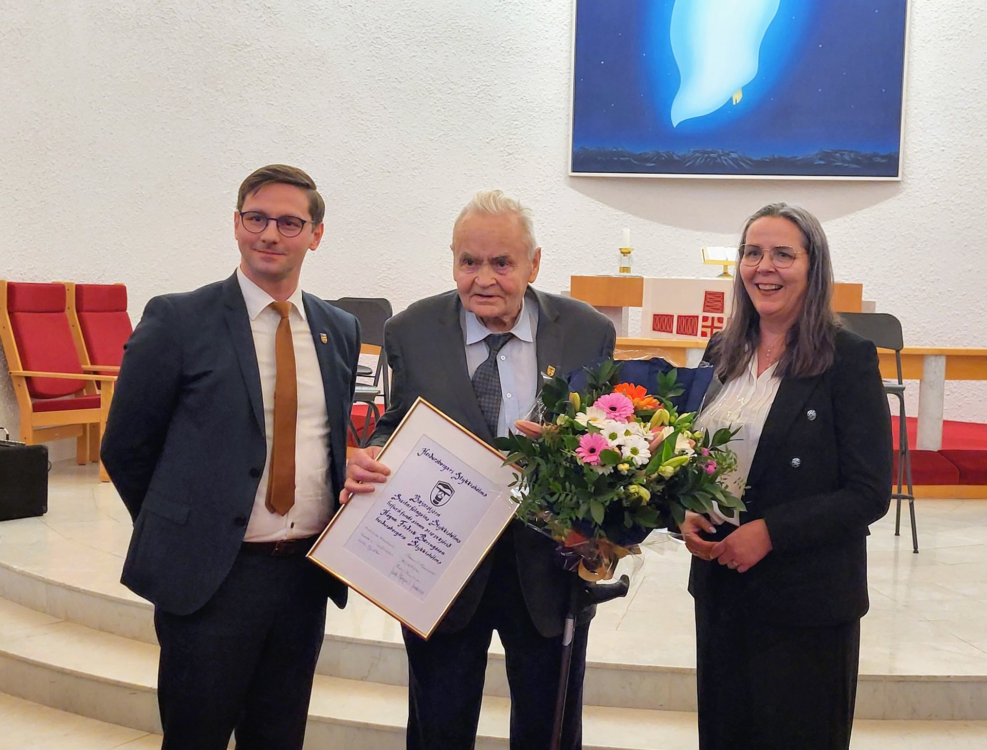 Högni Bæringsson, heiðursborgari, ásamt bæjarstjóra og forseta bæjarstjórnar.