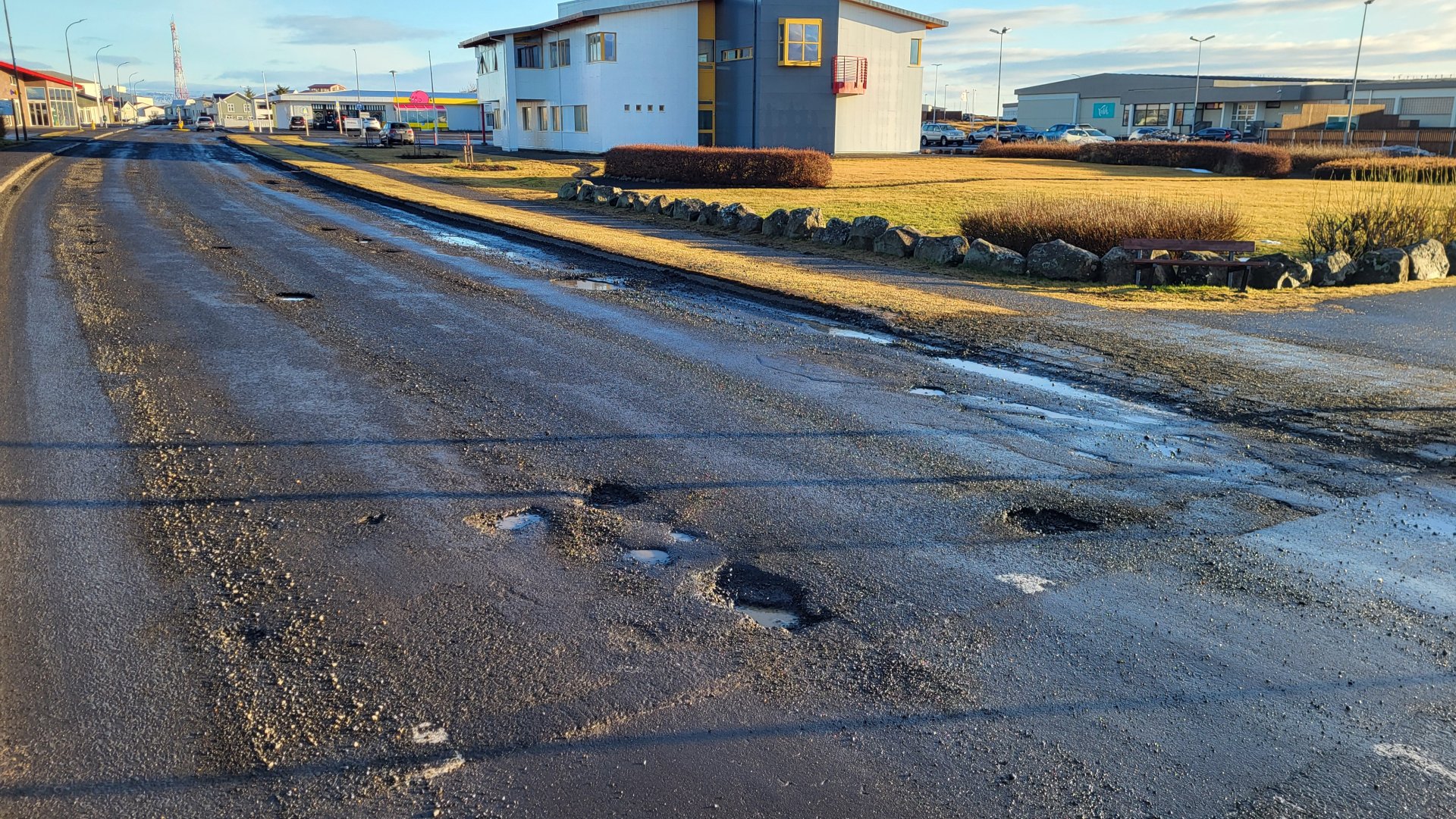 Stofnvegur um Aðalgötuna, niður að ferju, er á ábyrgð Vegagerðarinnar