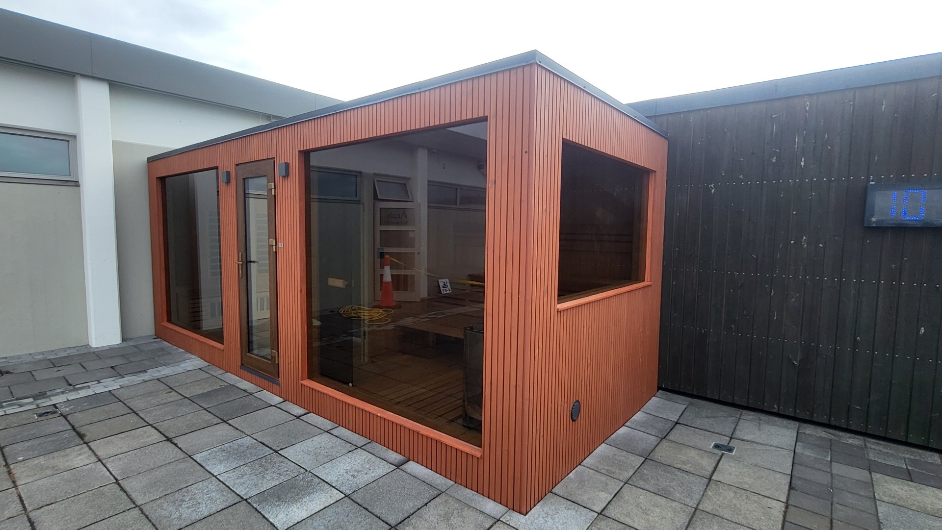 Þessi glæsilegi klefi er kominn á sinn stað