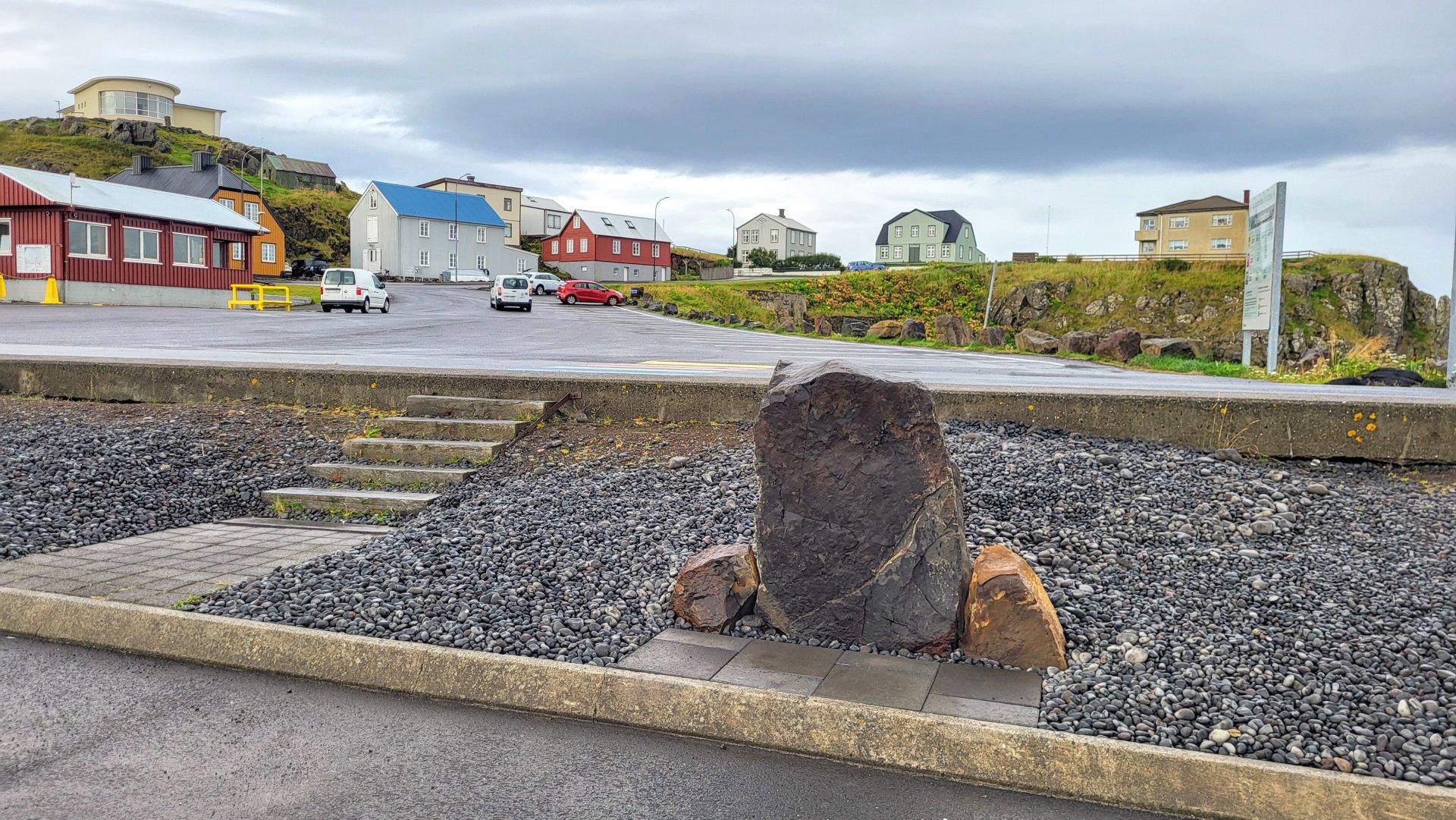 Skiltinu verður komið fyrir á steininum á myndinni hér að ofan.