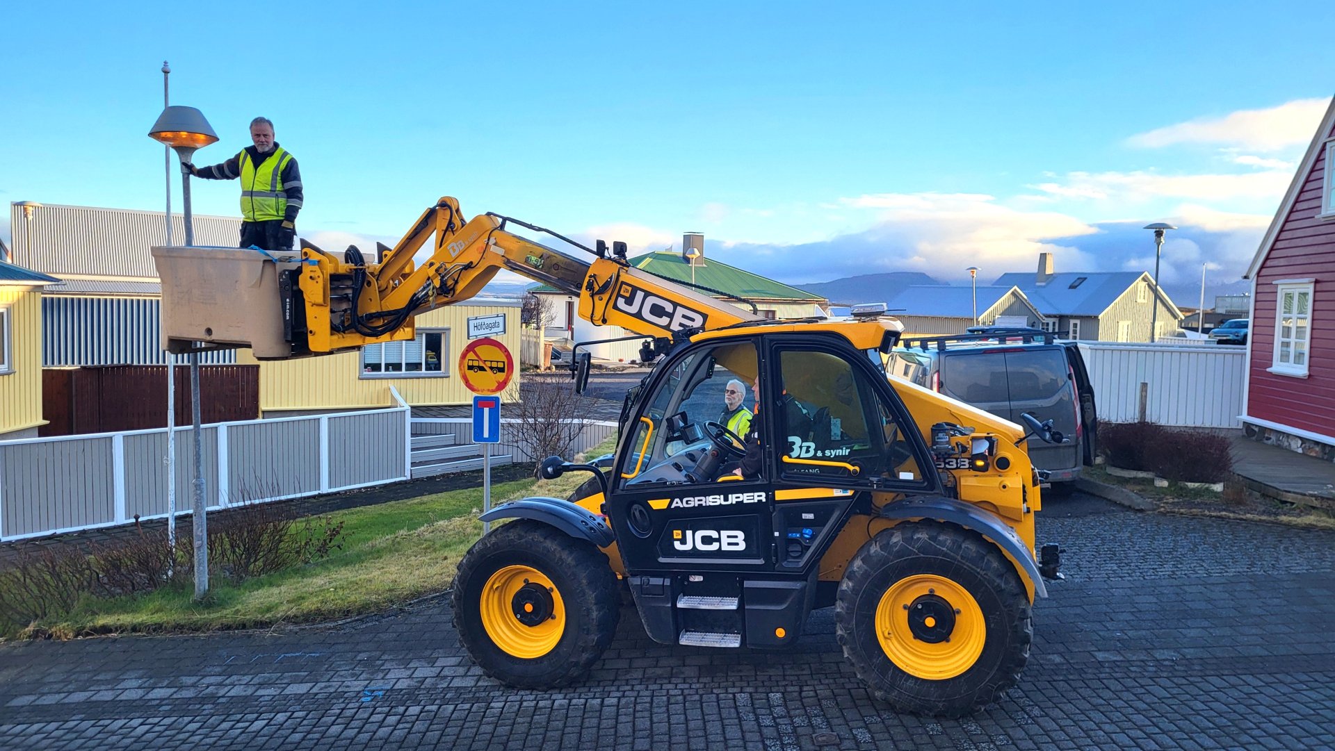 Hilmar rafvirki lýsir upp skammdegið