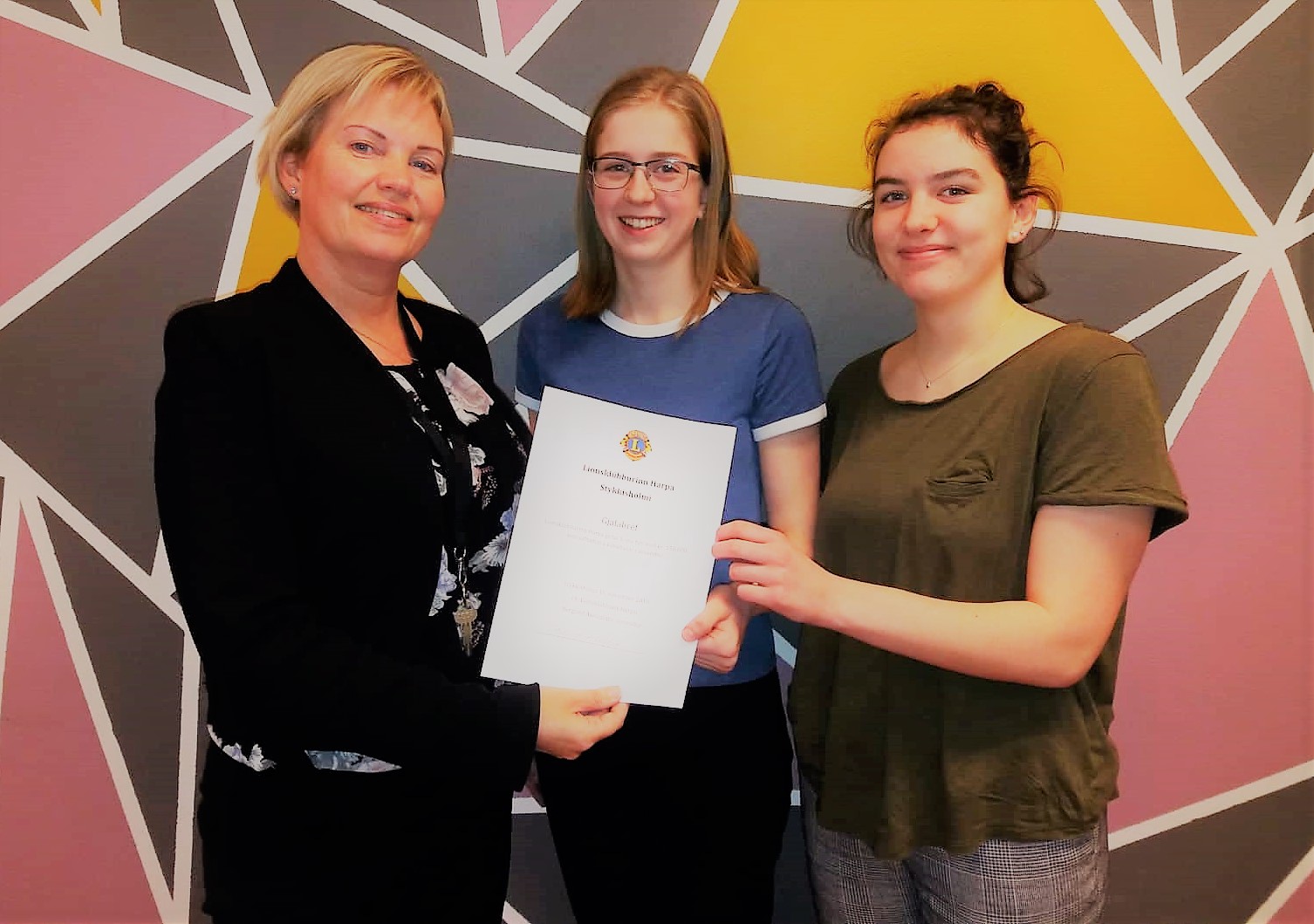 Lionsklúbburinn Harpa Stykkishólmi gaf X-inu 150.000 kr.