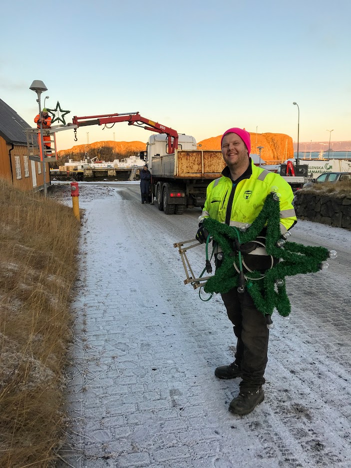 Starfsmenn Þjónustumiðstöðvar hirða upp jólatré