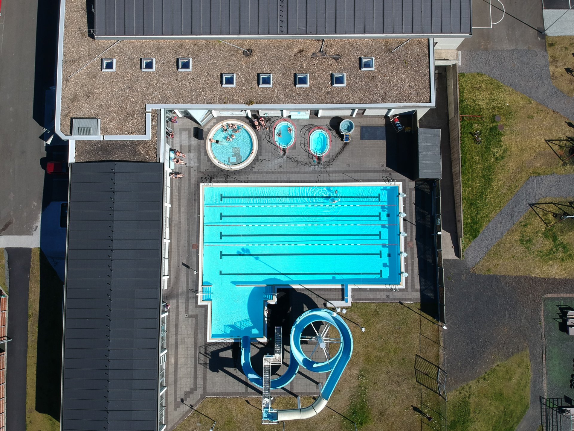 Sundlaugin opin á ný