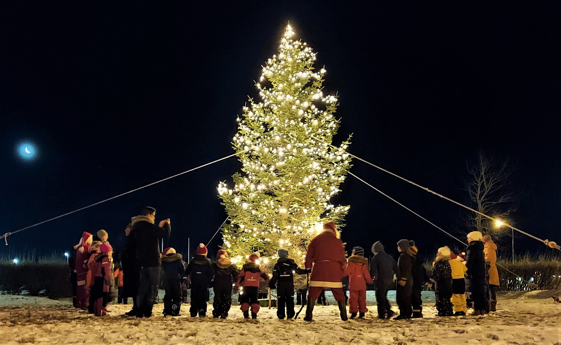 Búið að tendra jólaljósin í Hólmgarði