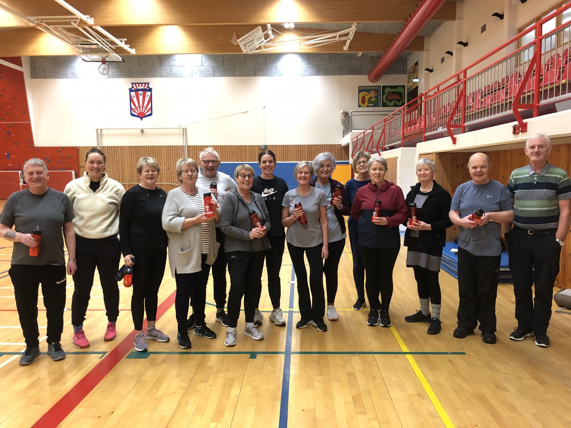 Hluti af hópnum í Heilsueflingu 60+ með nýju brúsana.