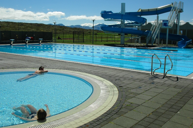 Íþróttamiðstöð, sundlaug og söfn loka