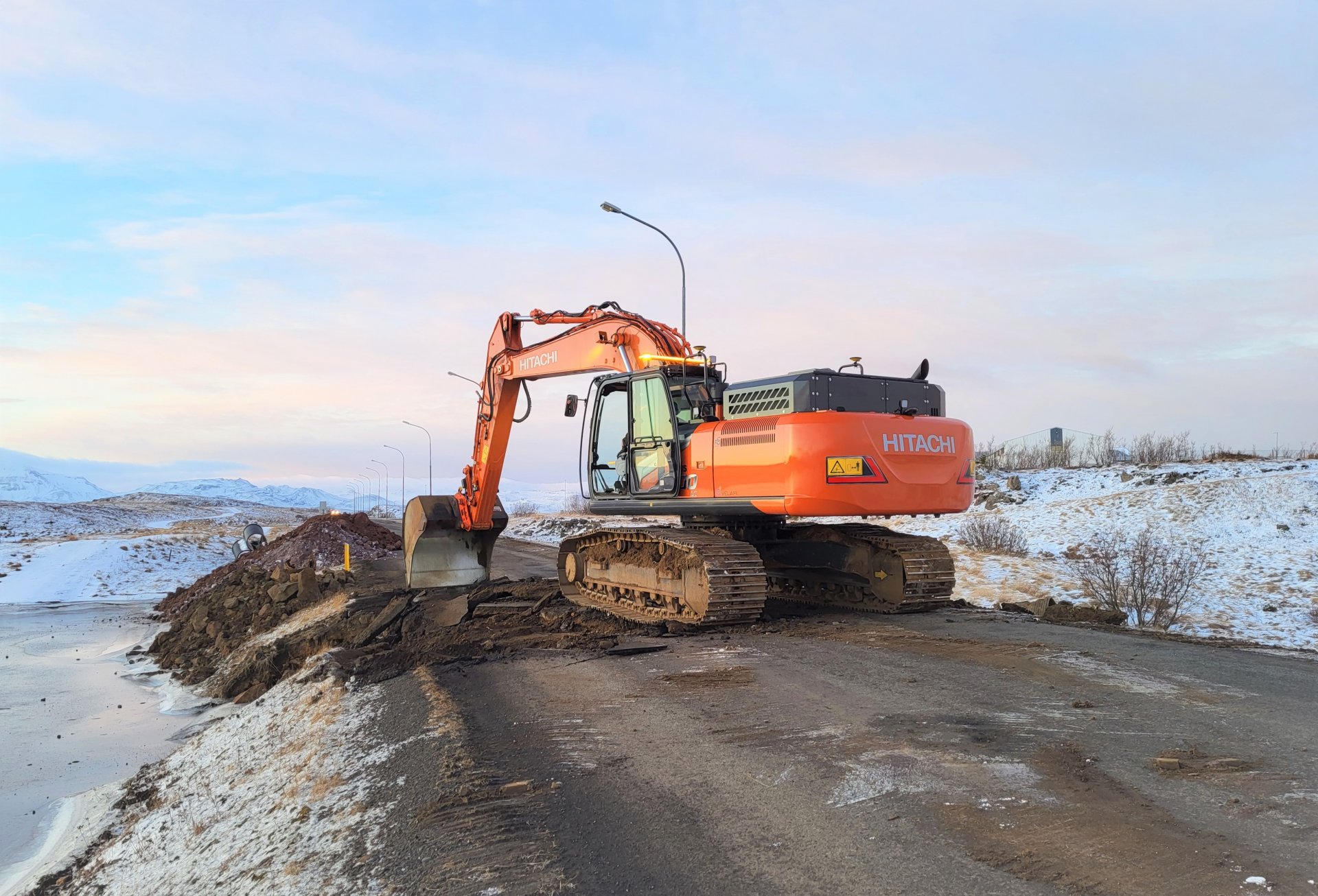 Stykkishólmsvegur grafinn í sundur