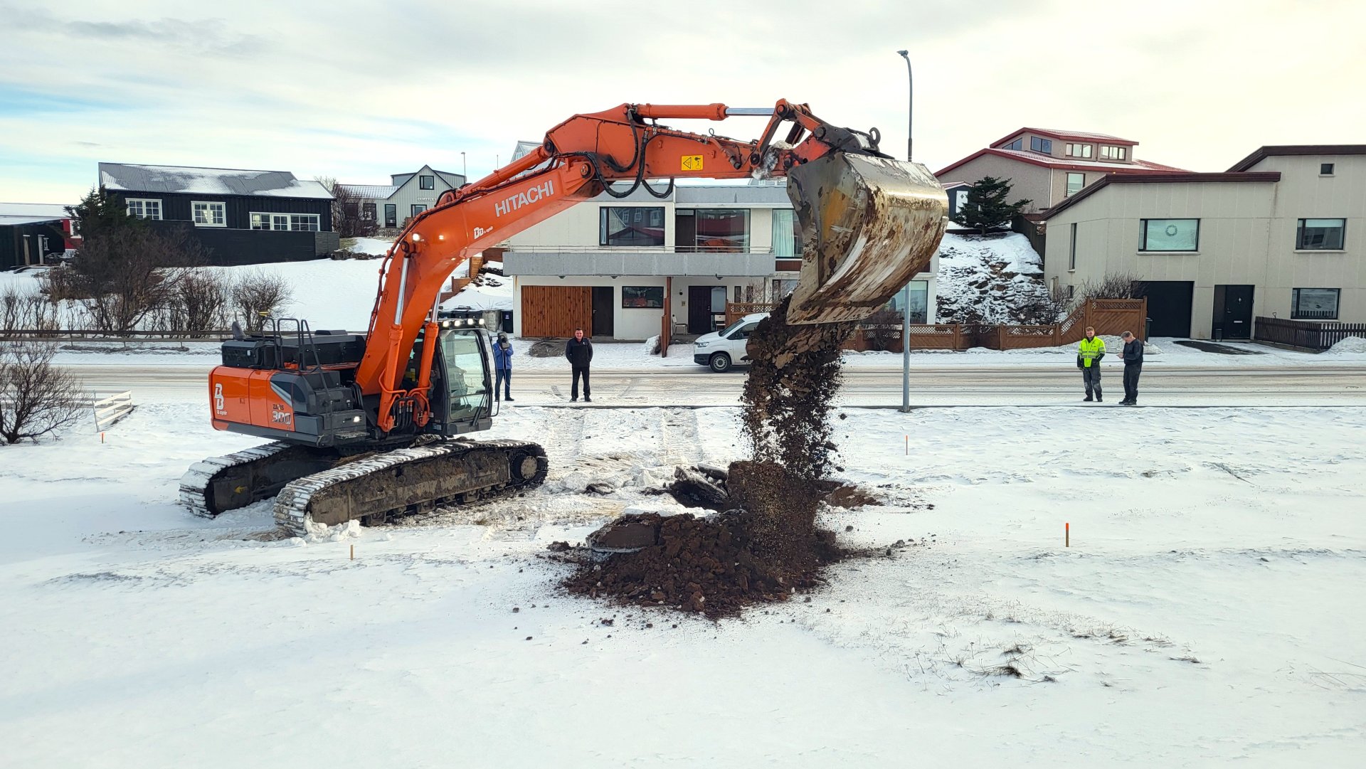 Fyrsta skóflustunga við Aðalgötu 16.
