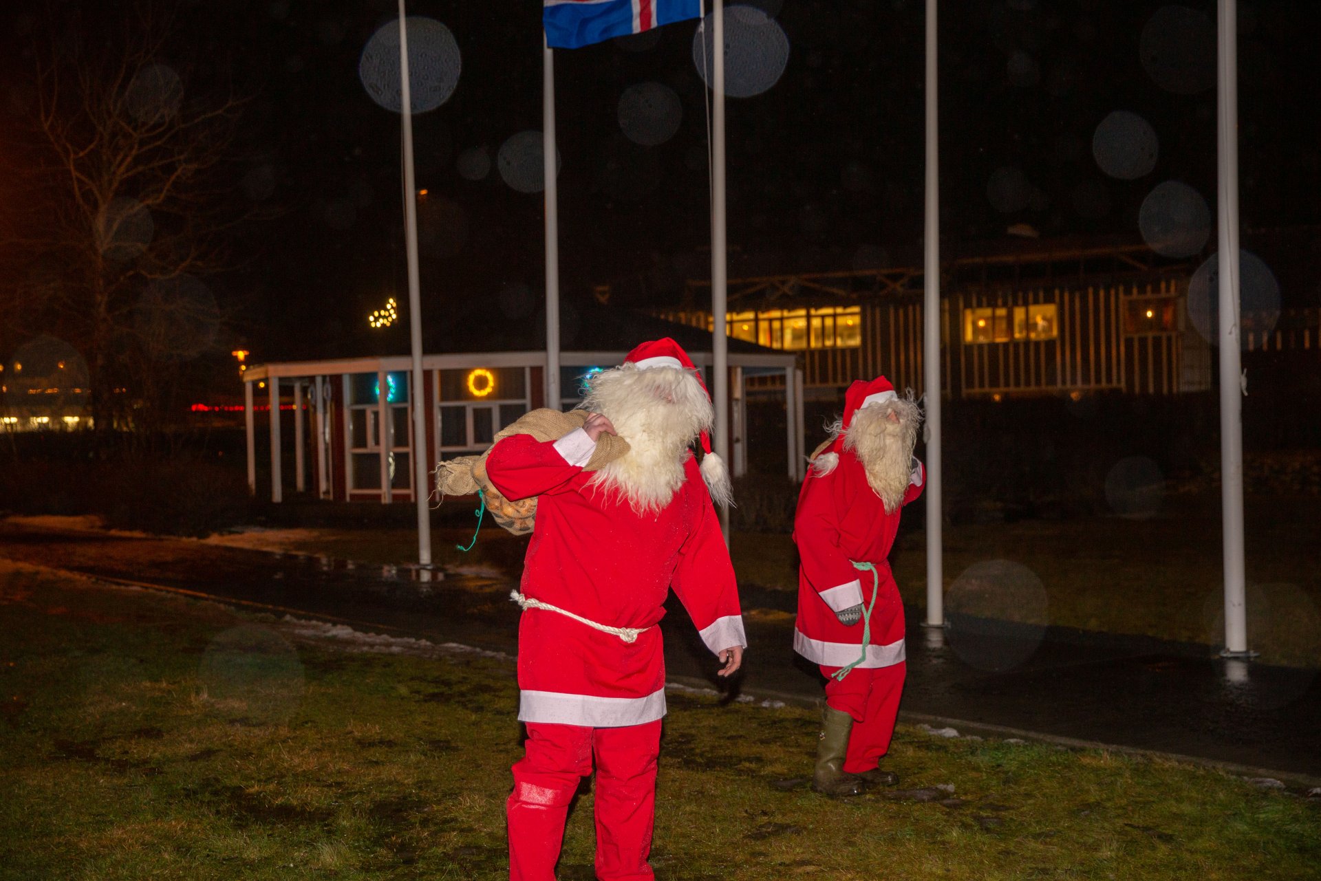 Jólasveinar komu færandi hendi