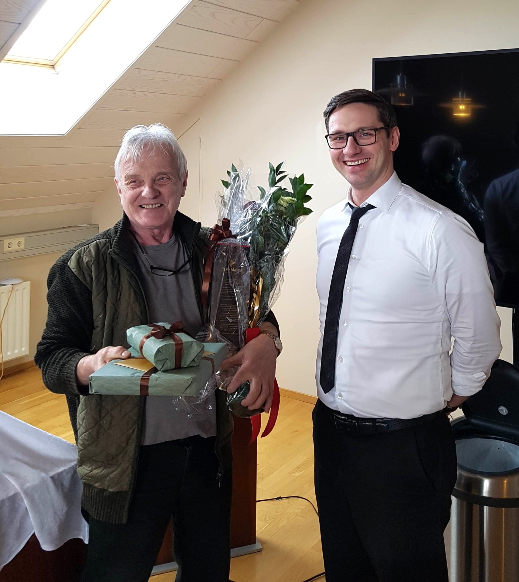 Bergur ásamt bæjarstjóra.