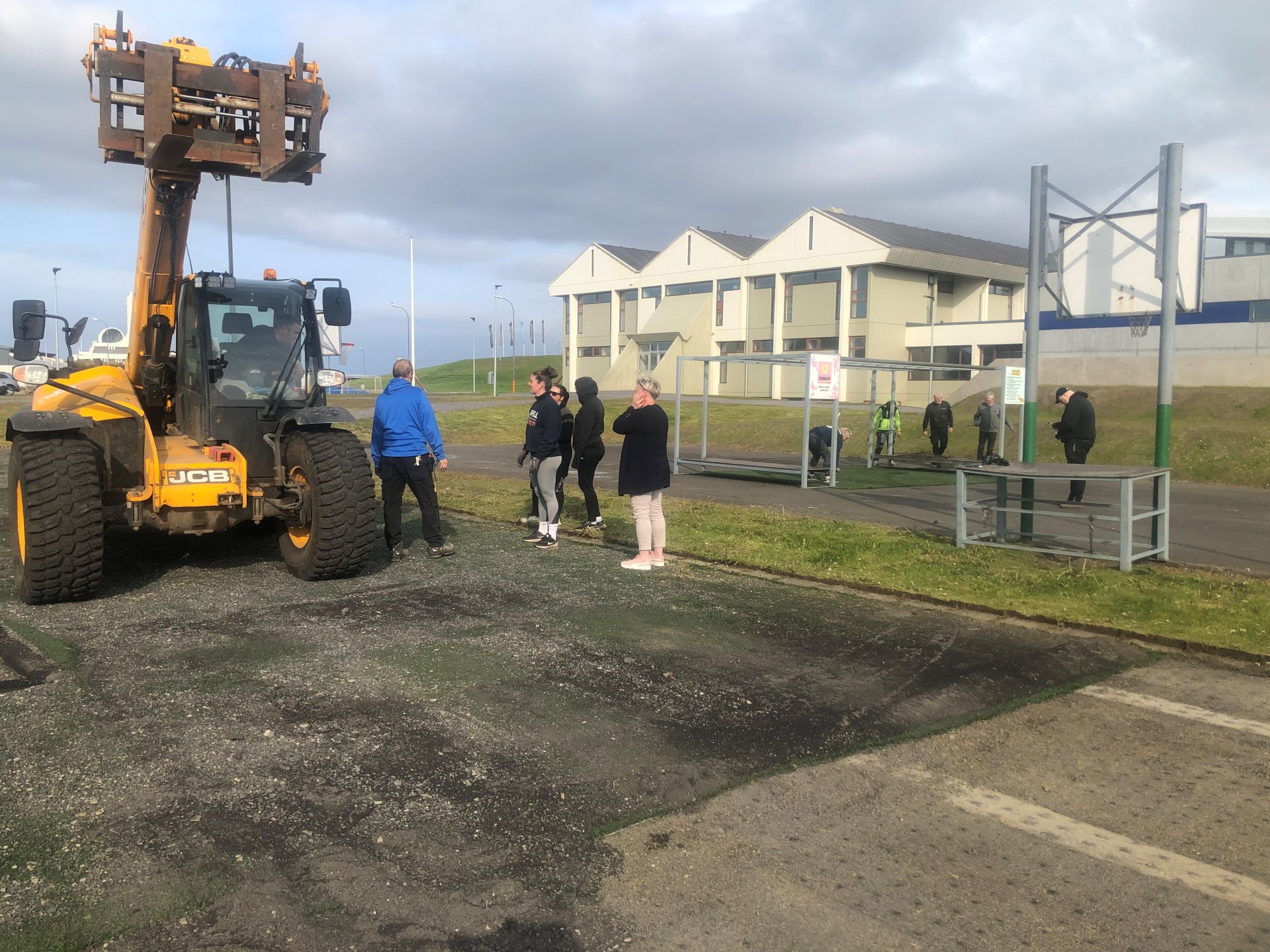 Framkvæmdir við körfuboltavöll á skólalóð