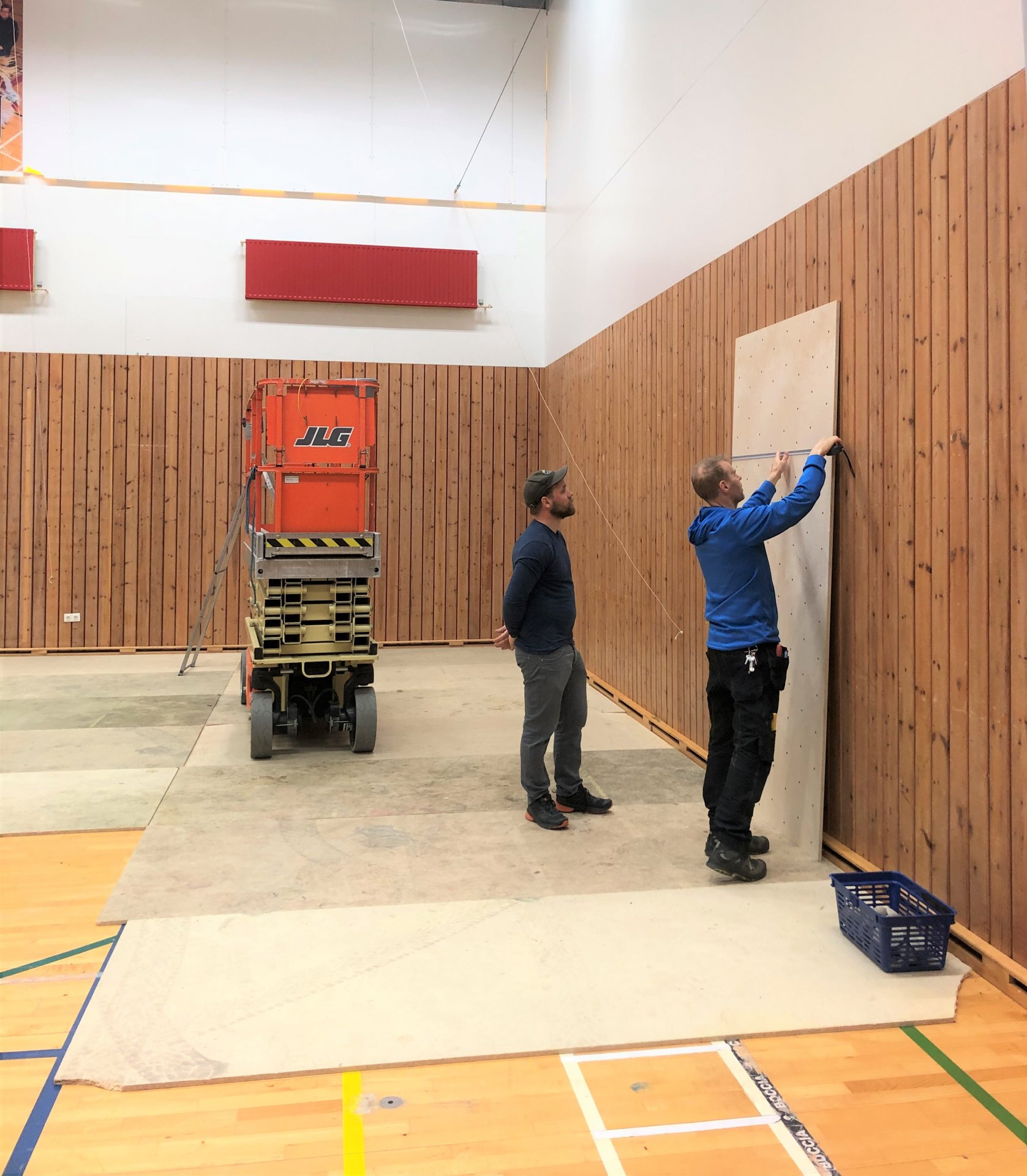 Klifurveggur settur upp í íþróttamiðstöðinni