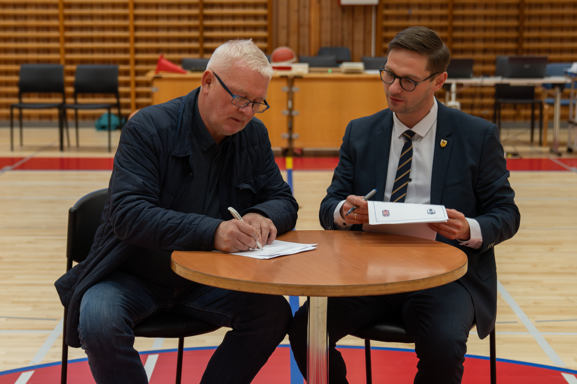 Formaður Snæfells og bæjarstjóri rita undir samning. Mynd Bence Petö