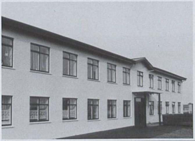 Morðgátan hefst á gömlu heimavistinni í Stykkishólmi, nú Höfðaborg.