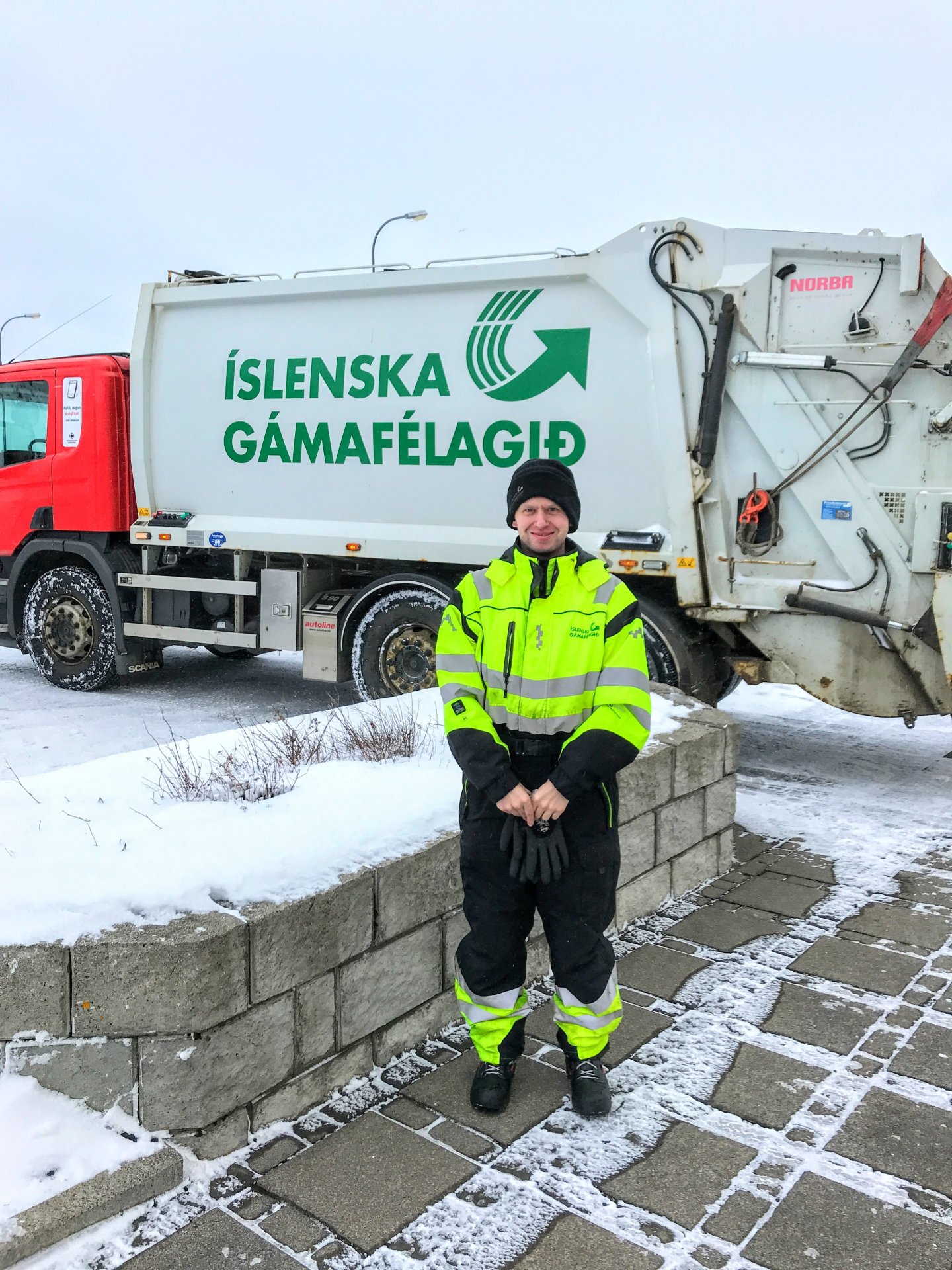 Einar Marteinn við störf hjá Gámafélaginu