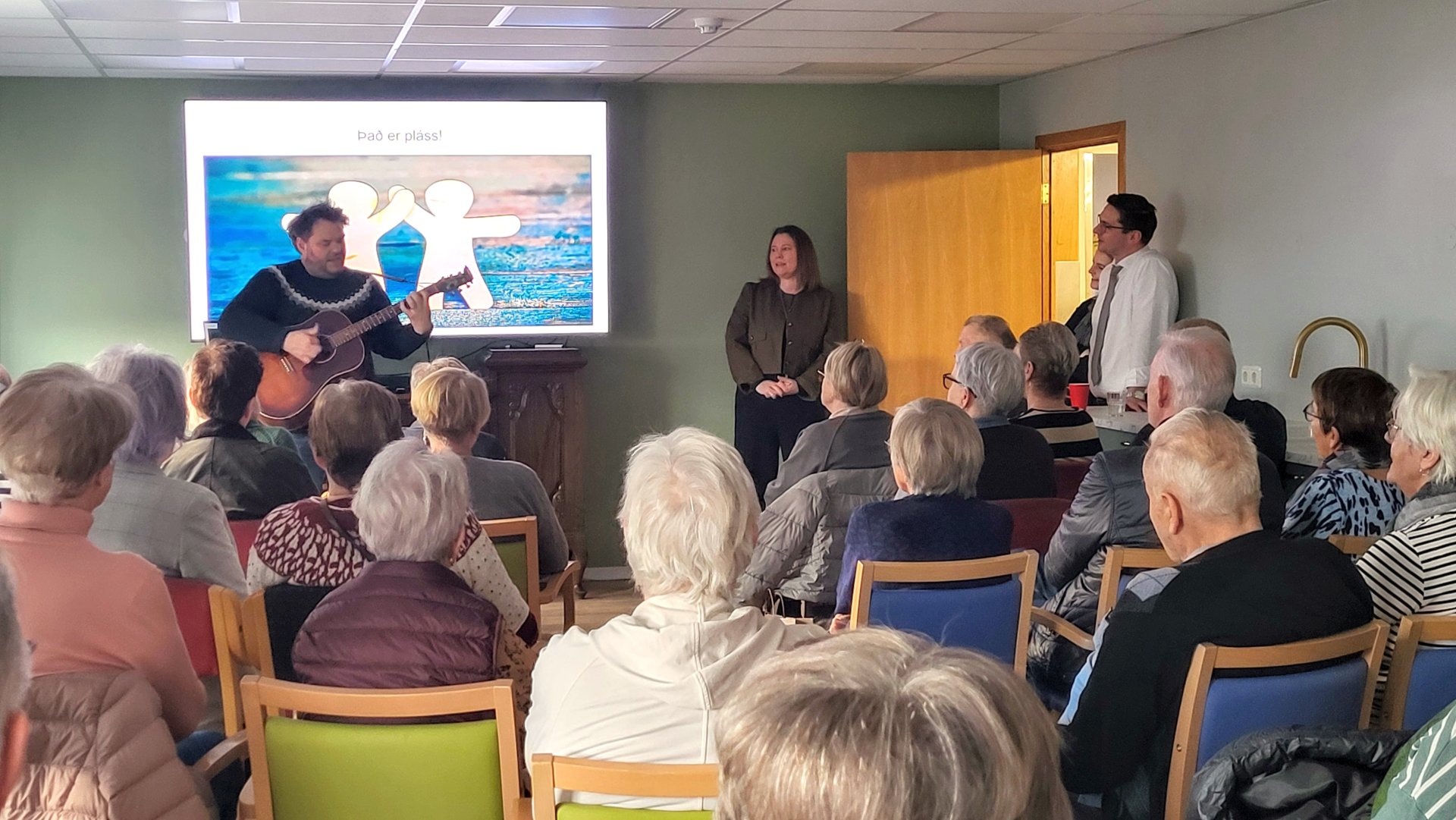 Svavar Knútur tekur lagið fyrir fundargesti.