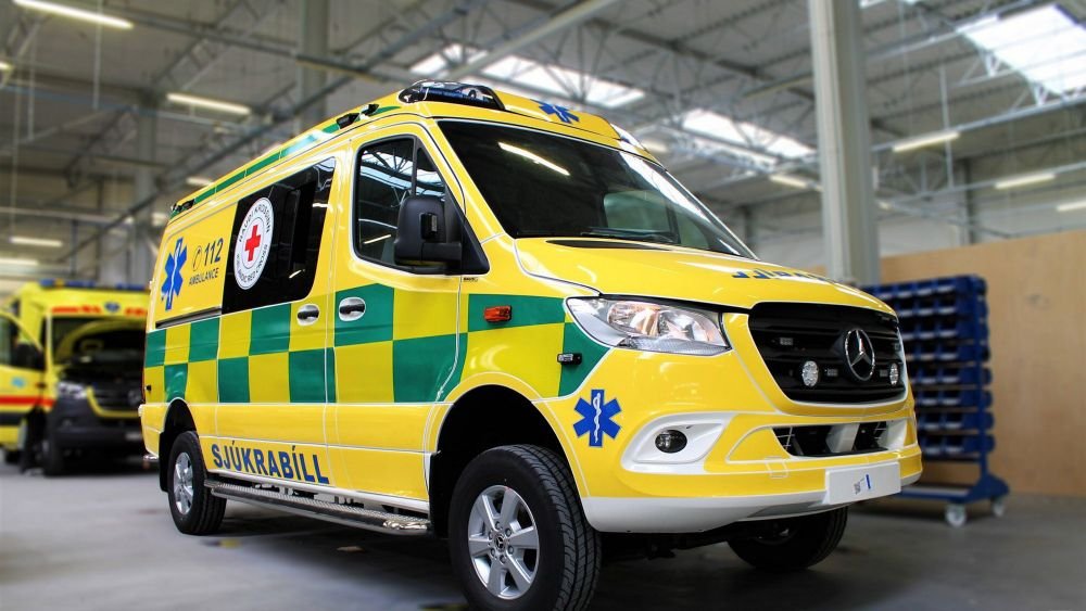 Leitað eftir fólki í sjúkraflutninga.