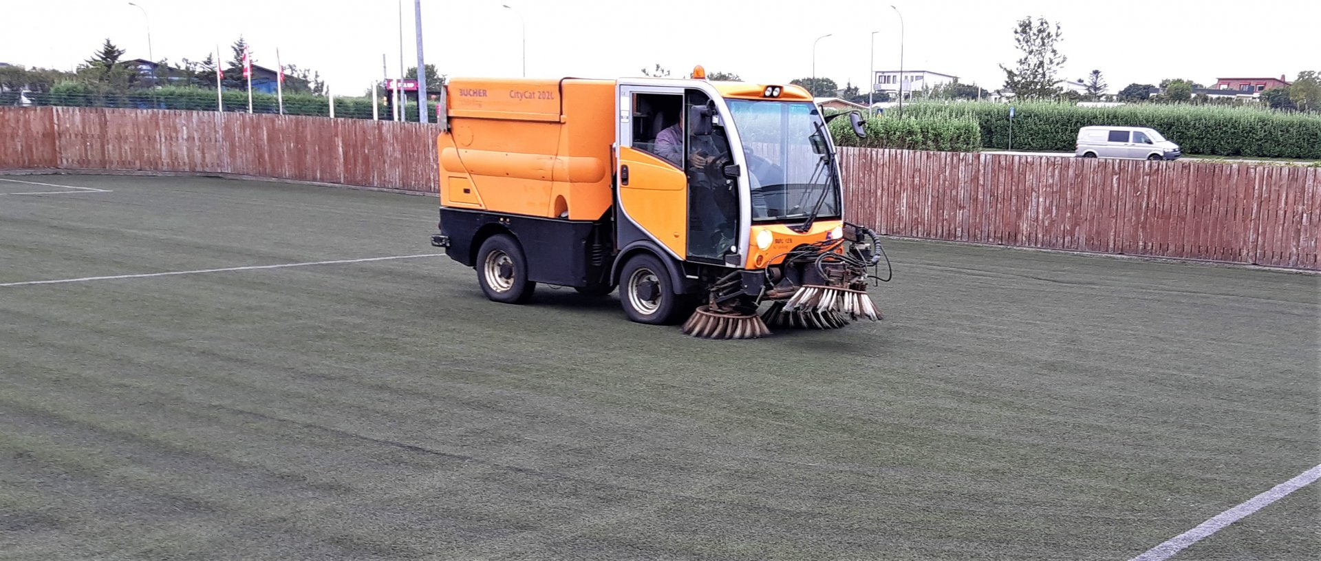 Haraldur Thorlacius sópar sparkvöllinn.