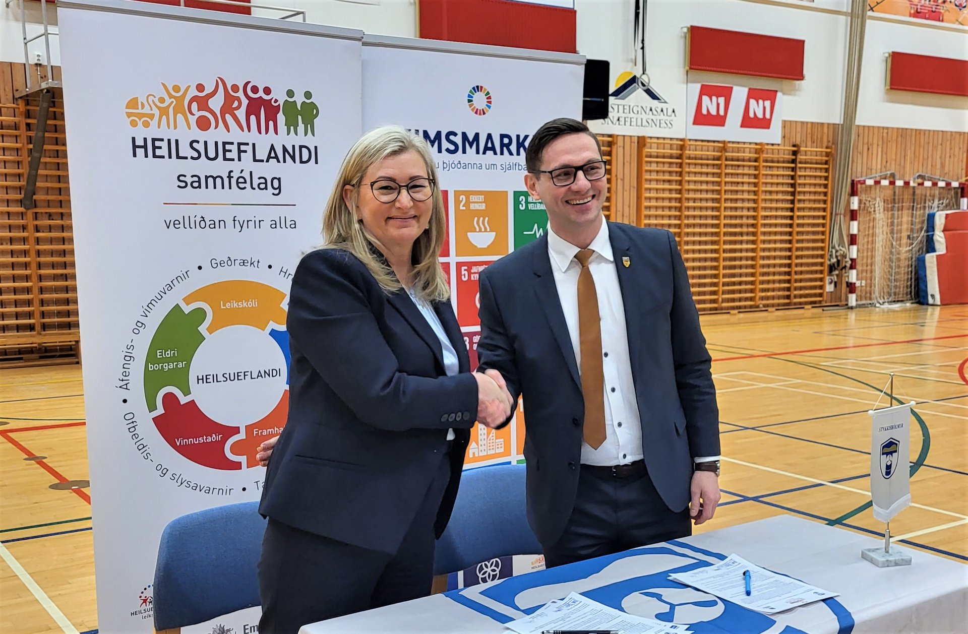 Alma Möller og Jakob Björgvin takast í hendur.