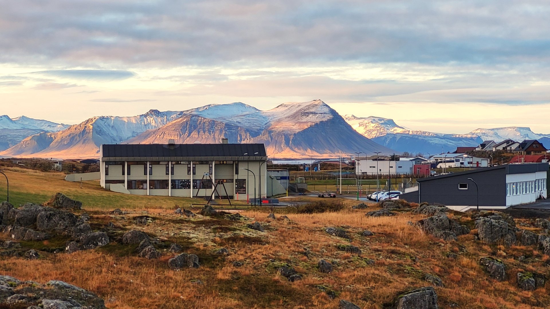 Morgunsólin í október lýsir upp Bjarnarhafnarfjallið.