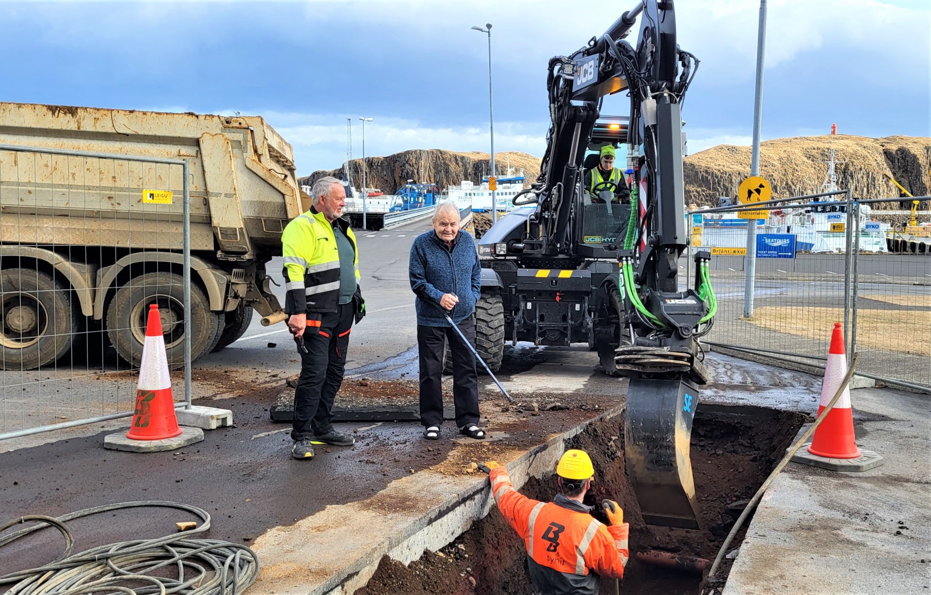 Högni Bæringsson segir þeim til.