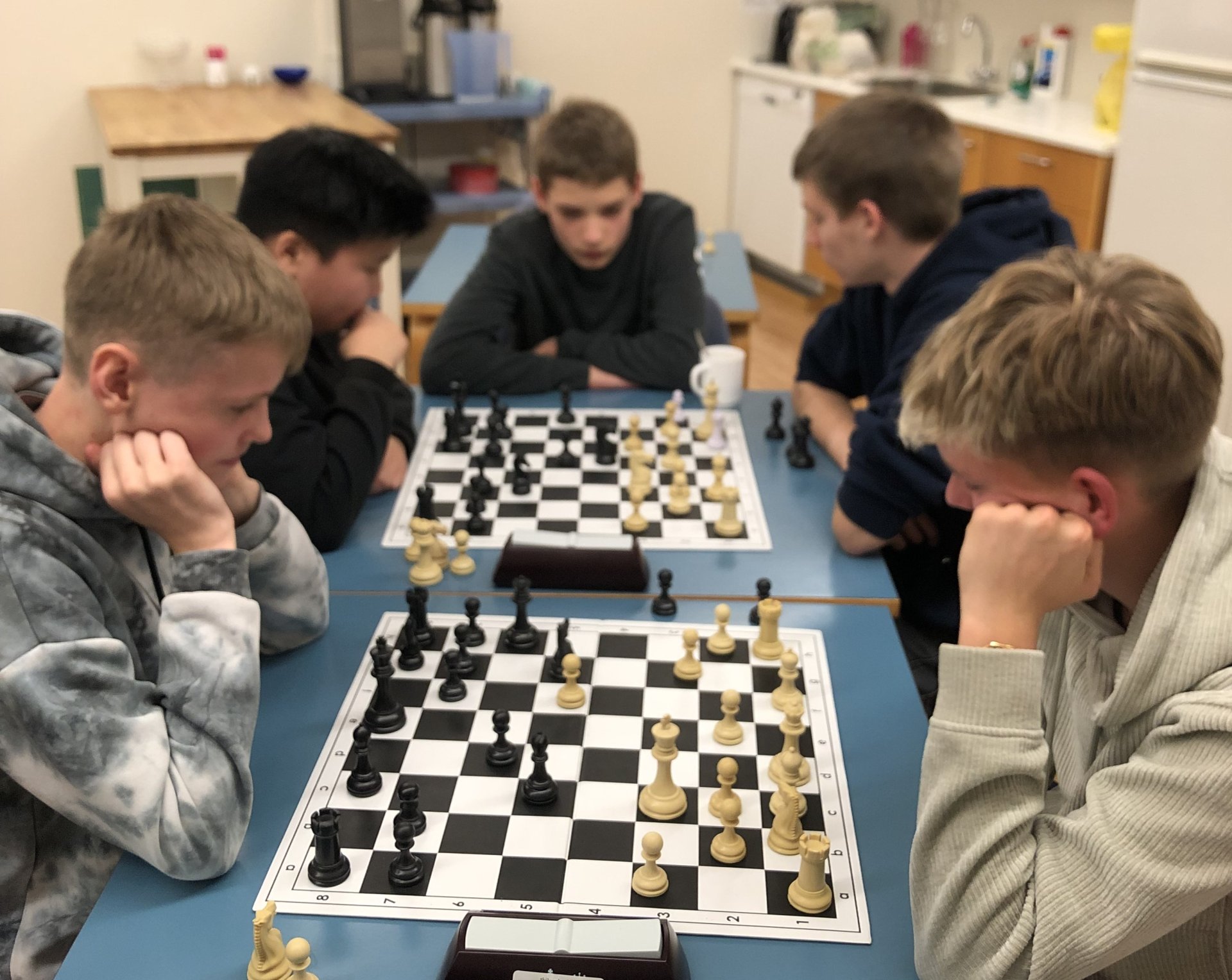 Tveir ungir Hólmarar skipulögðu taflmót