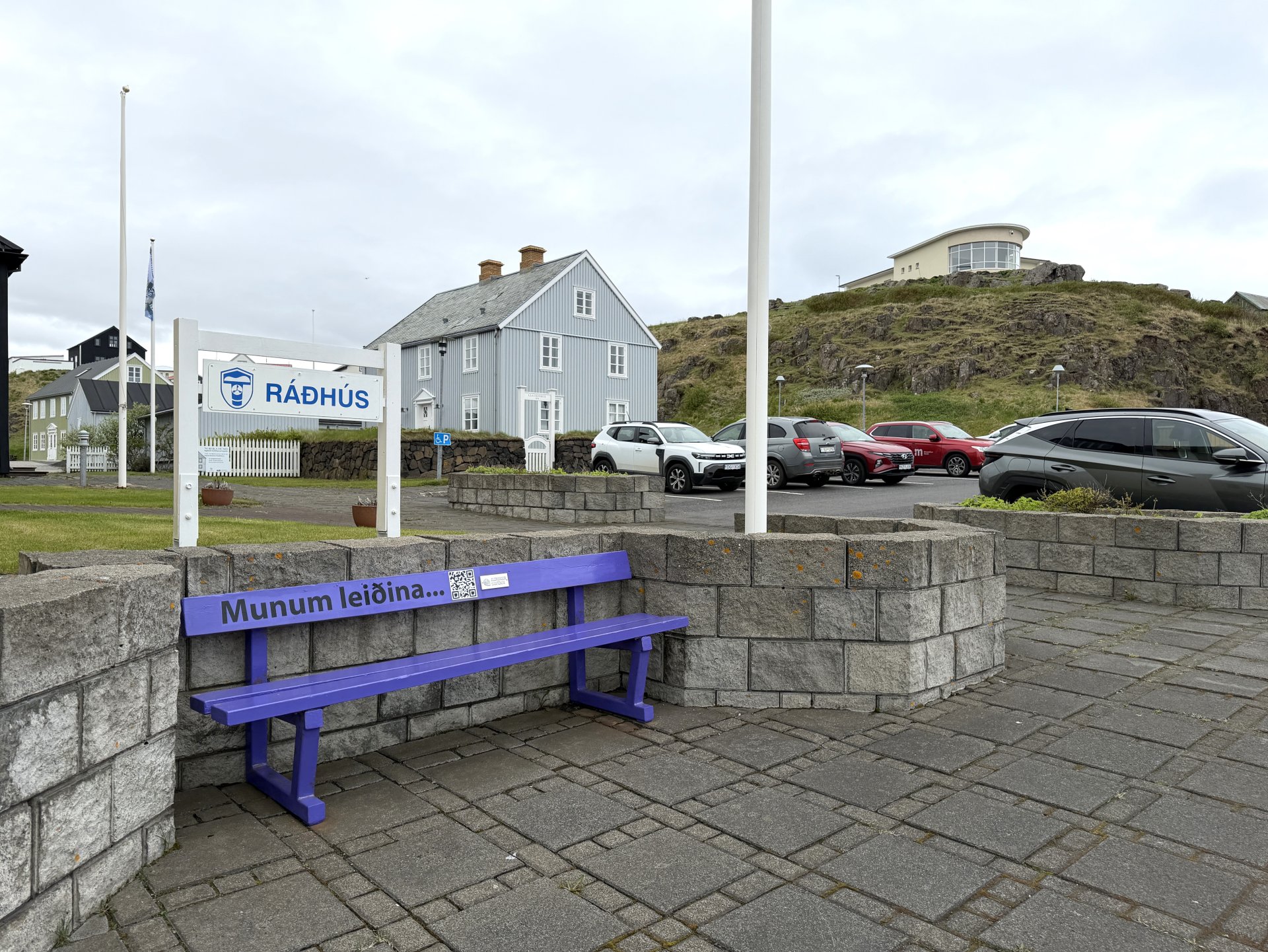 Fjólublái bekkurinn við Ráðhúsið í Stykkishólmi