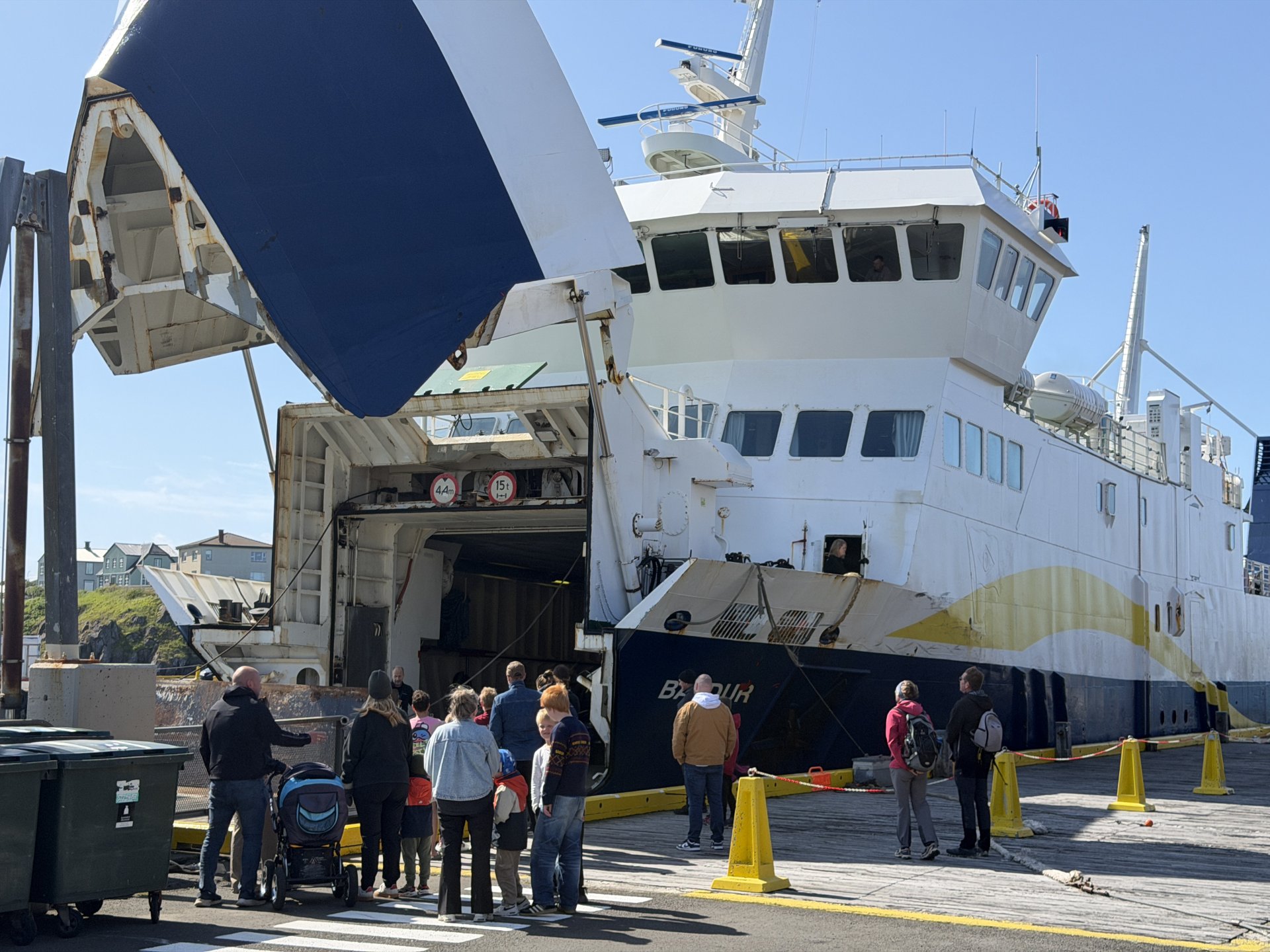 Fjölskyldur áhafnarinnar tóku fagnandi á móti sínu fólki.
