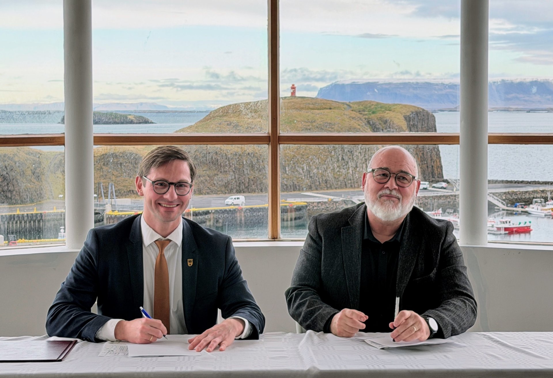 Jakob Björgvin S. Jakobsson og Logi Einarsson rituðu undir í Vatnasafni.