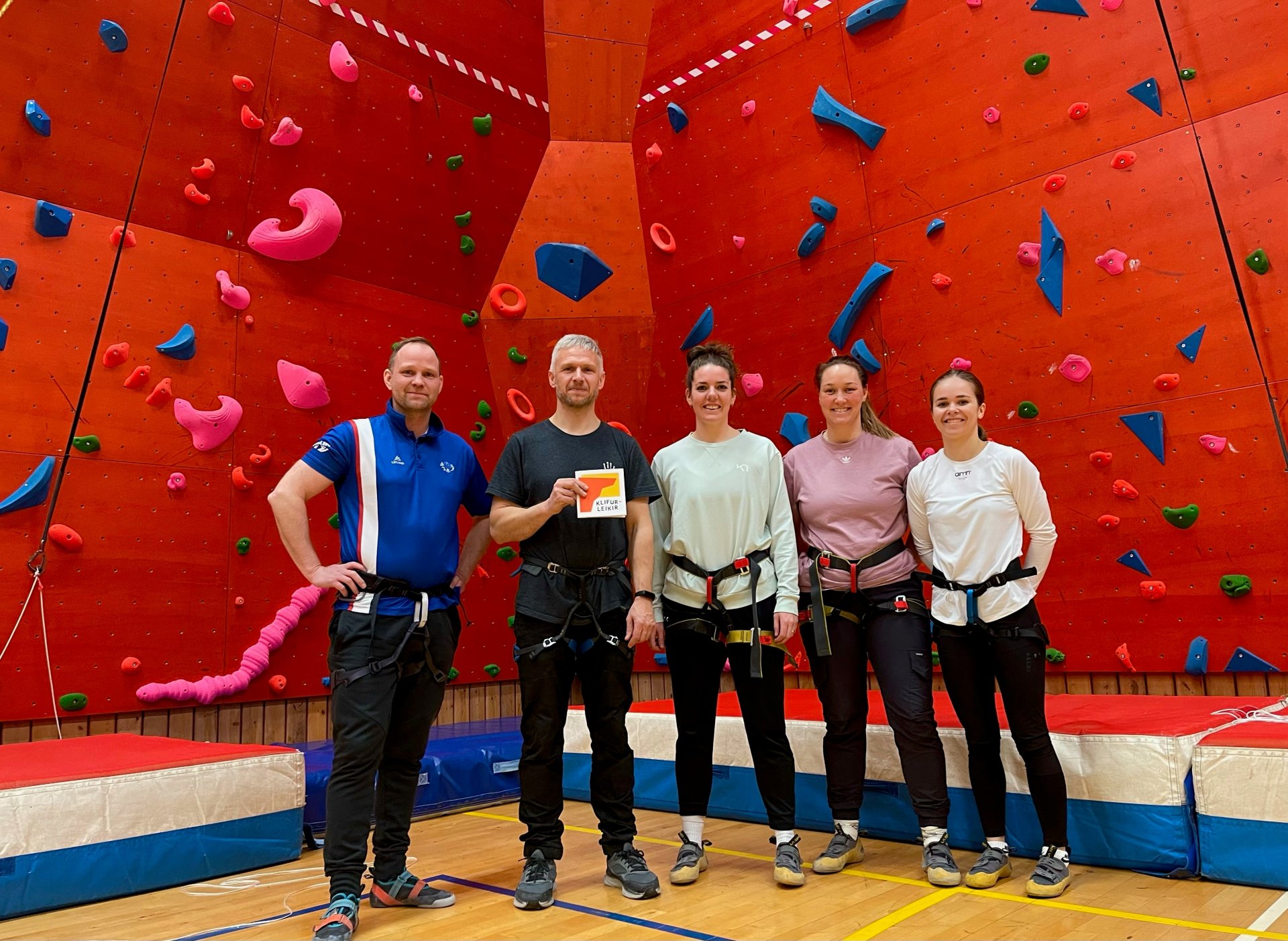 Fallvarnarblakkir settar upp við klifurvegginn í Stykkishólmi