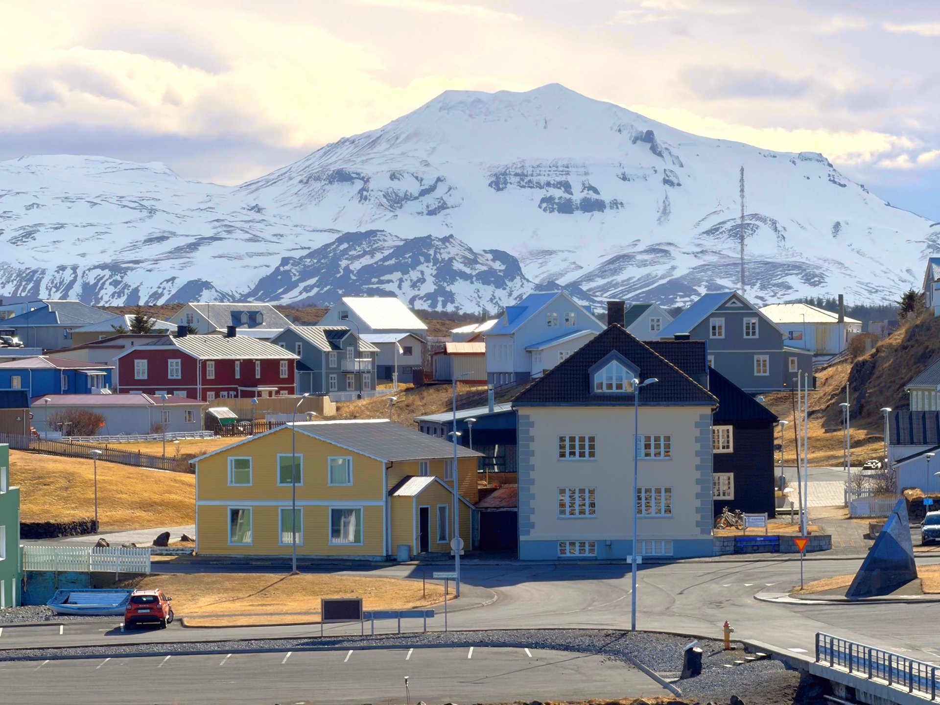 Tillaga um launalækkun og aukið aðhald samþykkt samhljóða
