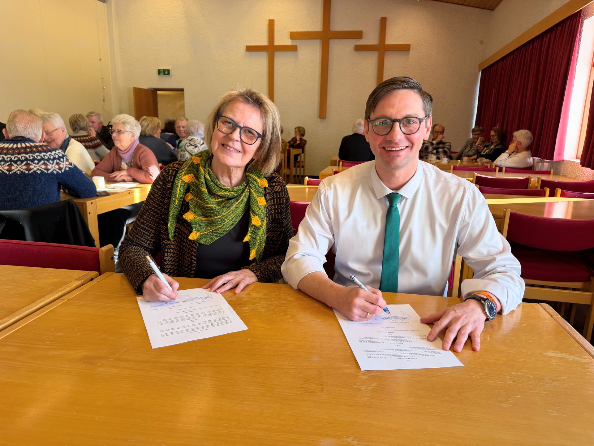 Jakob Björgvin, bæjarstjóri, og Hanna Jónsdóttir, formaður Aftanskin undirrita samning.