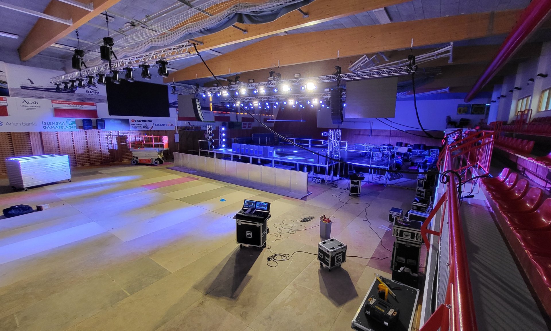 Undirbúningur er hafinn í Íþróttamiðstöðinni.