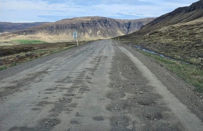 Holóttur malarvegurinn um Skógarströnd