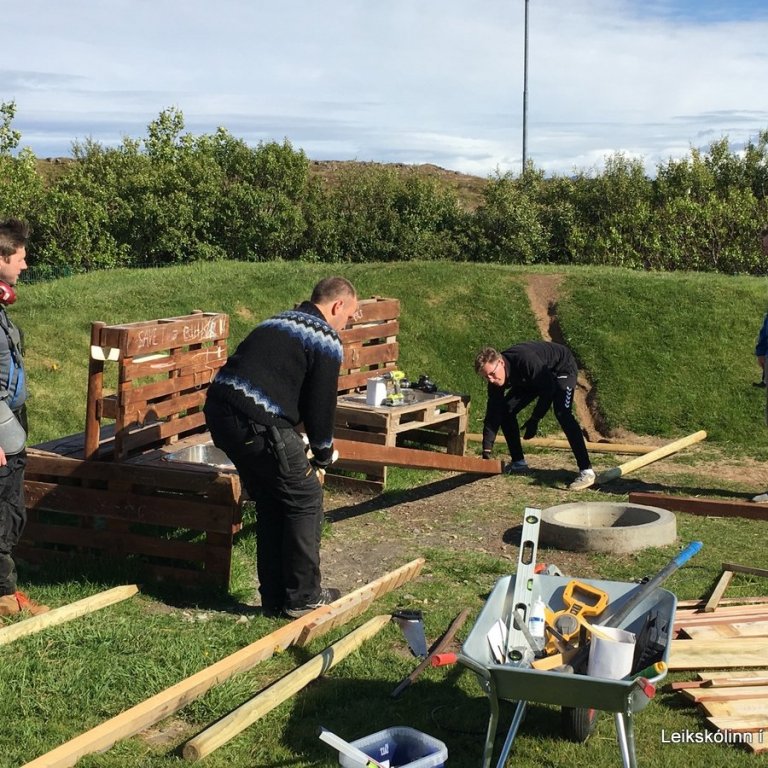 Vinnudagur á leikskólalóðinni - myndir