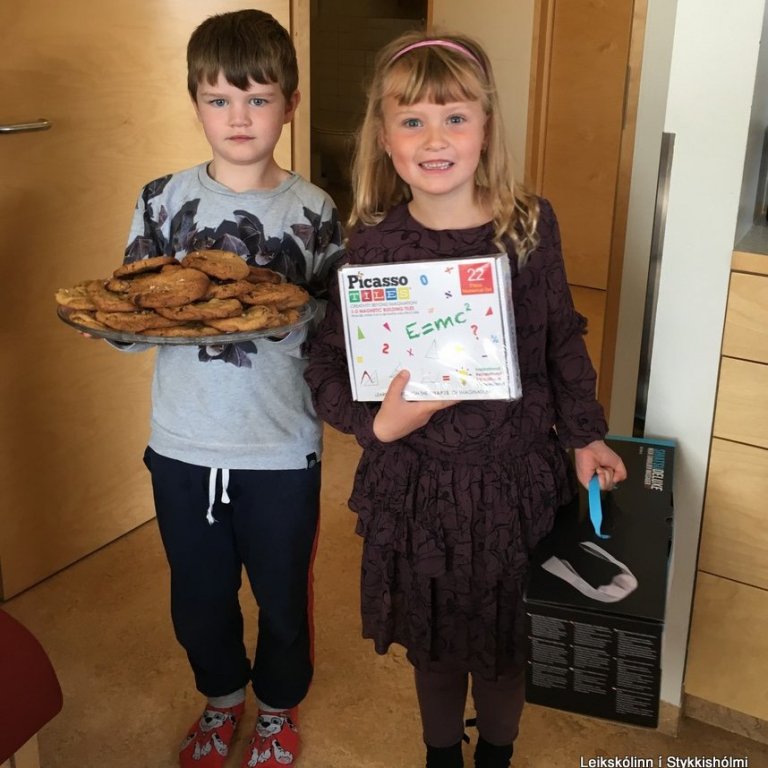 Útskriftarnemendur með gjöf til leikskólans