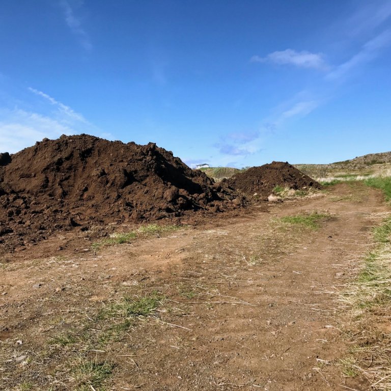Mold í beðin fyrir íbúa bæjarins