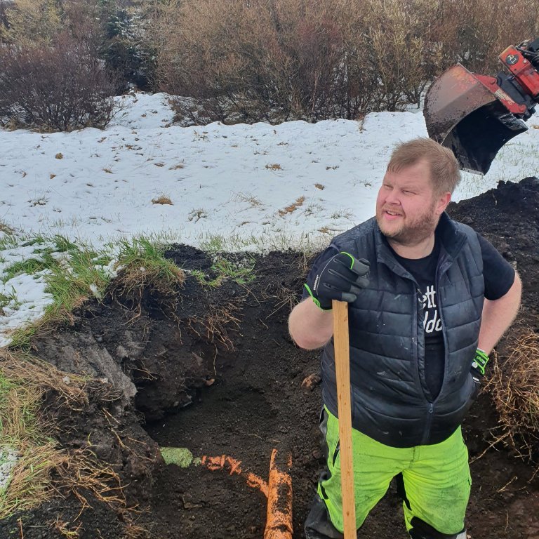 Jón Beck, verkstjóri Þjónustumiðstöðvar, styður sig við skóflu.