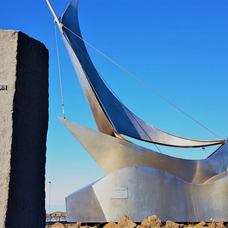 Virðingarvottur við sjómenn lagður við listaverkið 